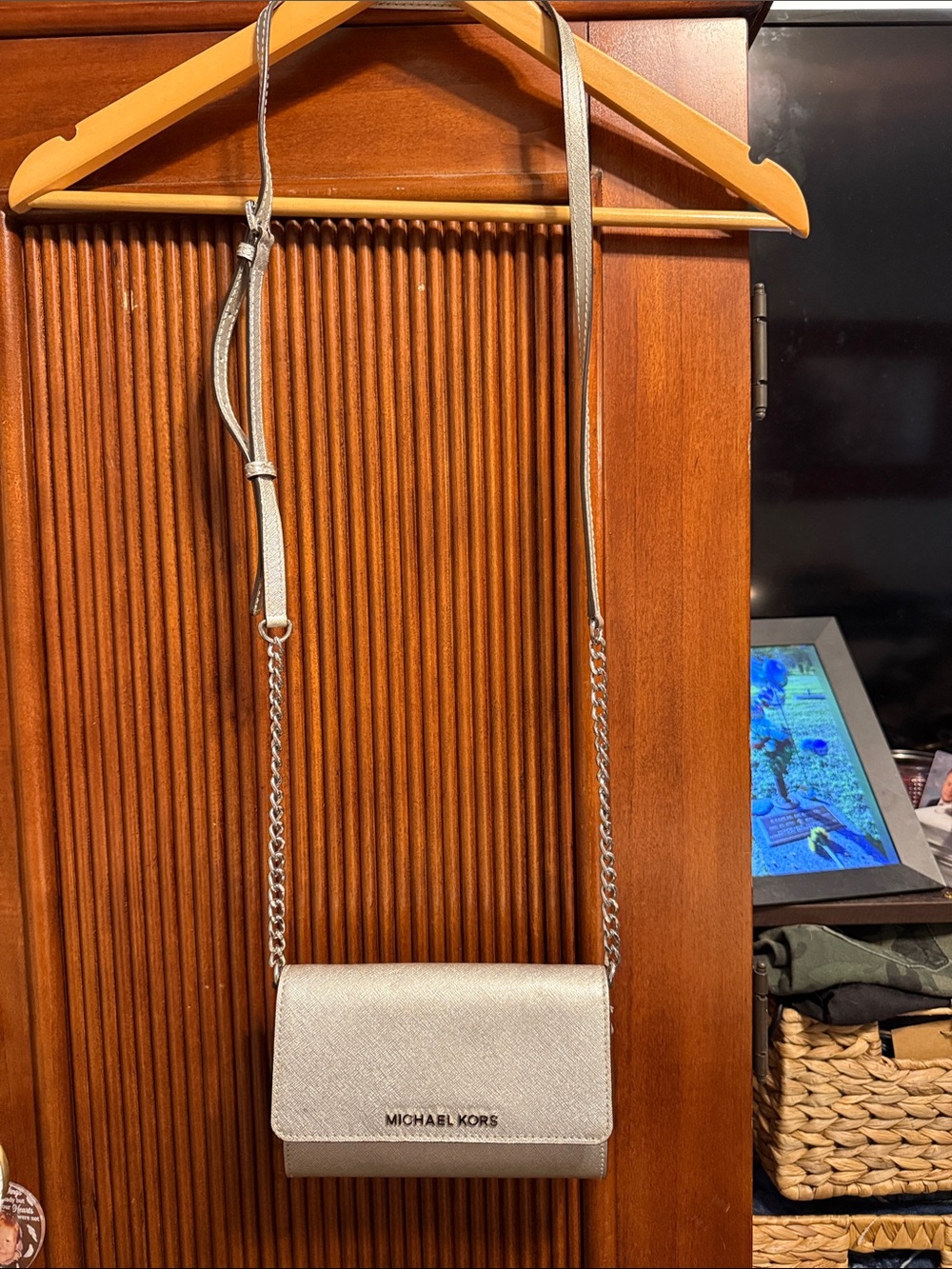 Michael Kors Metallic Silver Crossbody Chain Wallet - Picture 2 of 6
